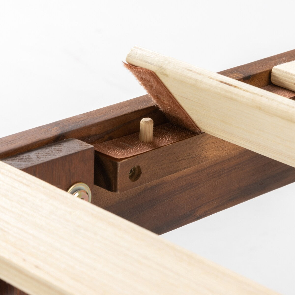 Struttura letto a piattaforma in legno massello da 16 pollici, disponibile in diverse finiture.