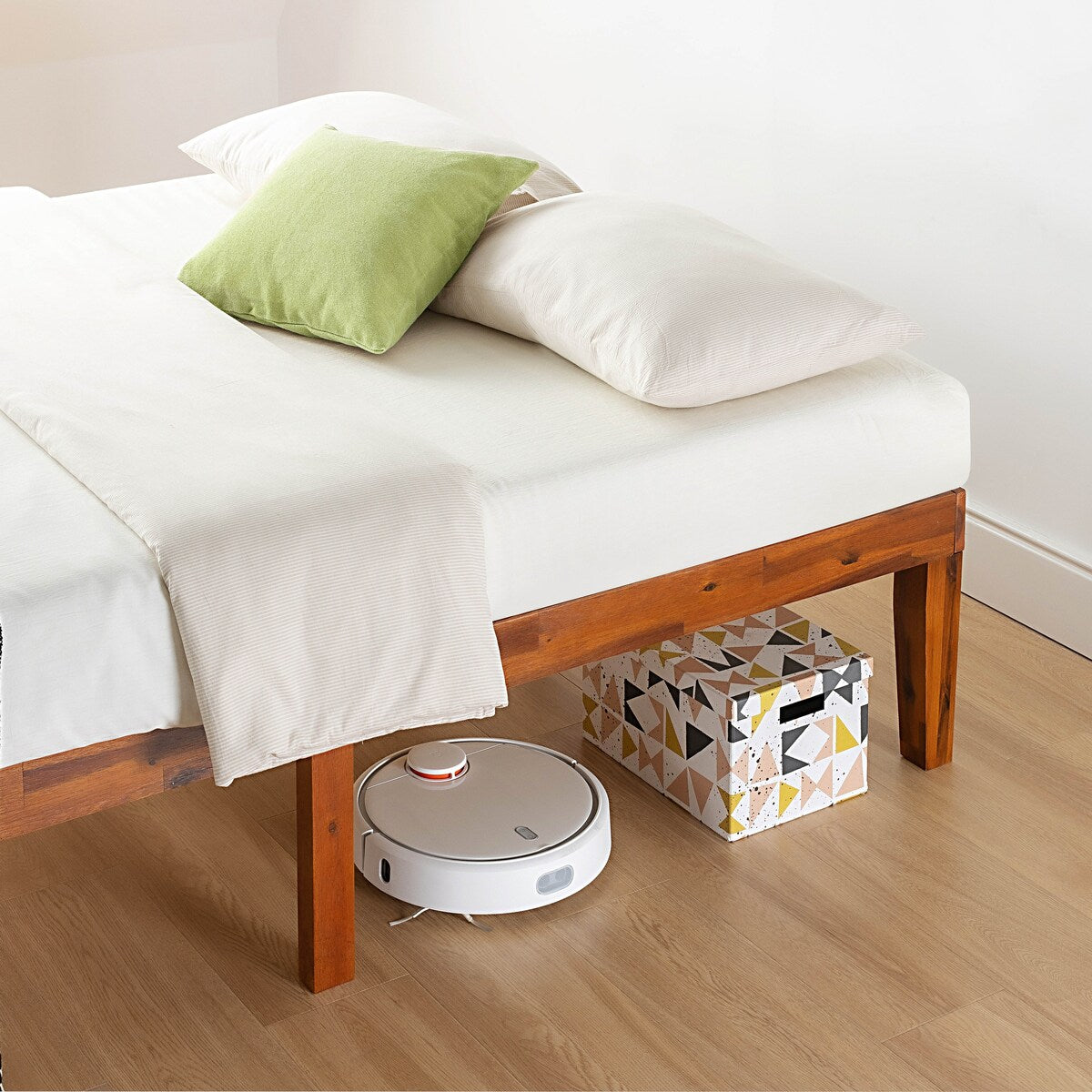 Struttura letto a piattaforma in legno massello da 16 pollici, disponibile in diverse finiture.