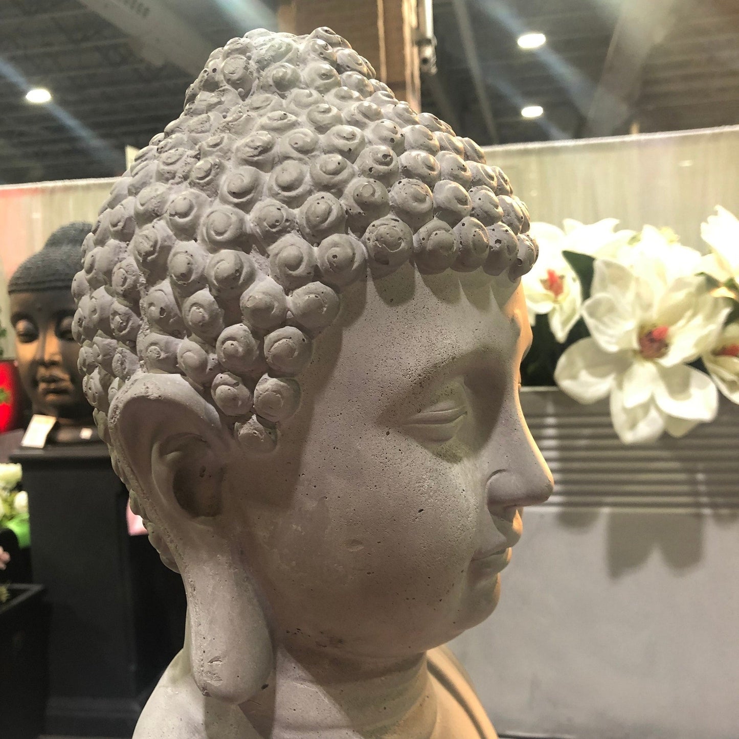 Statua di Buddha meditante in cemento leggero da 65 cm (25,6 pollici)