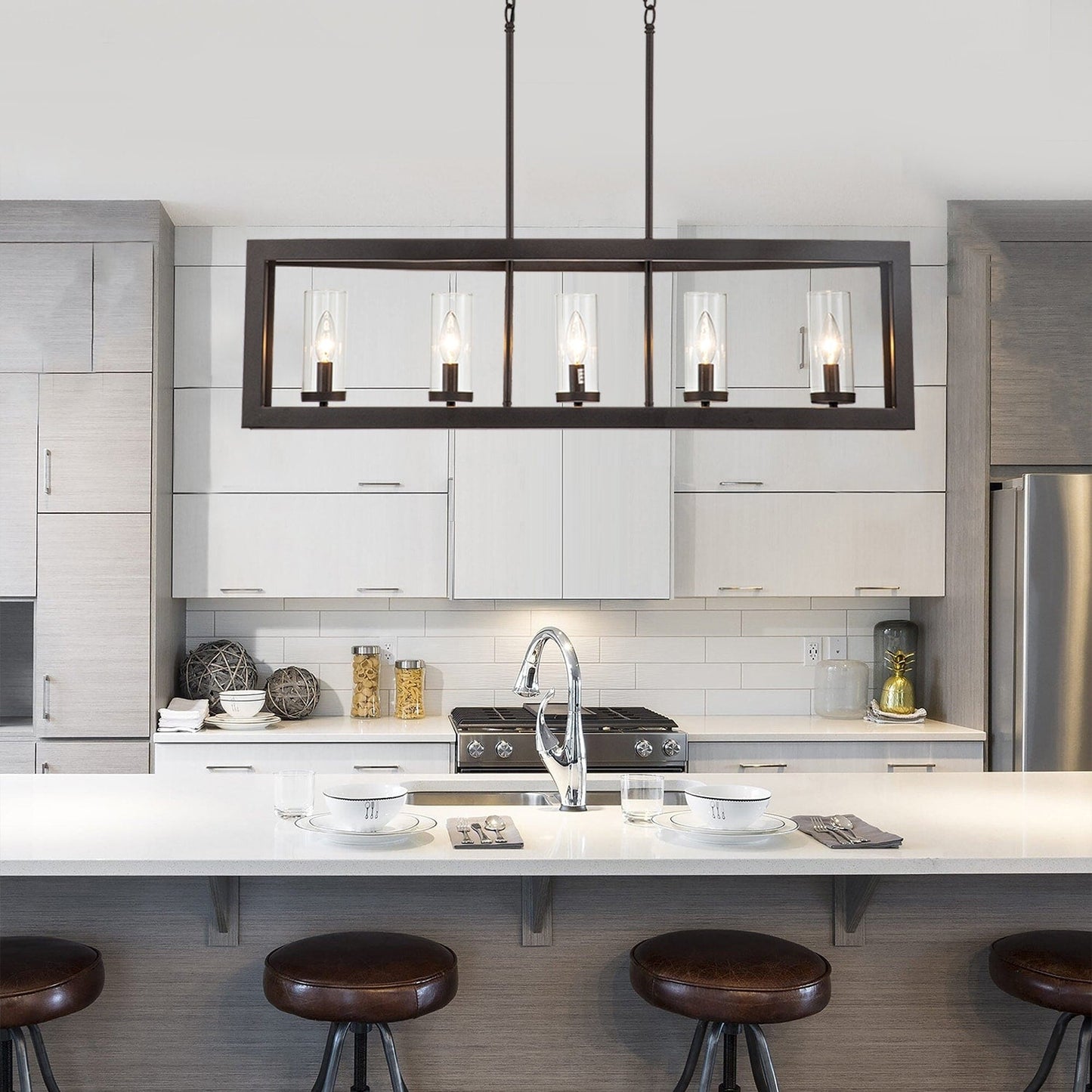 Lampadario lineare industriale moderno a 5 luci per sala da pranzo, stile farmhouse, con paralume cilindrico in vetro trasparente, adatto anche per illuminazione di isole cucina.