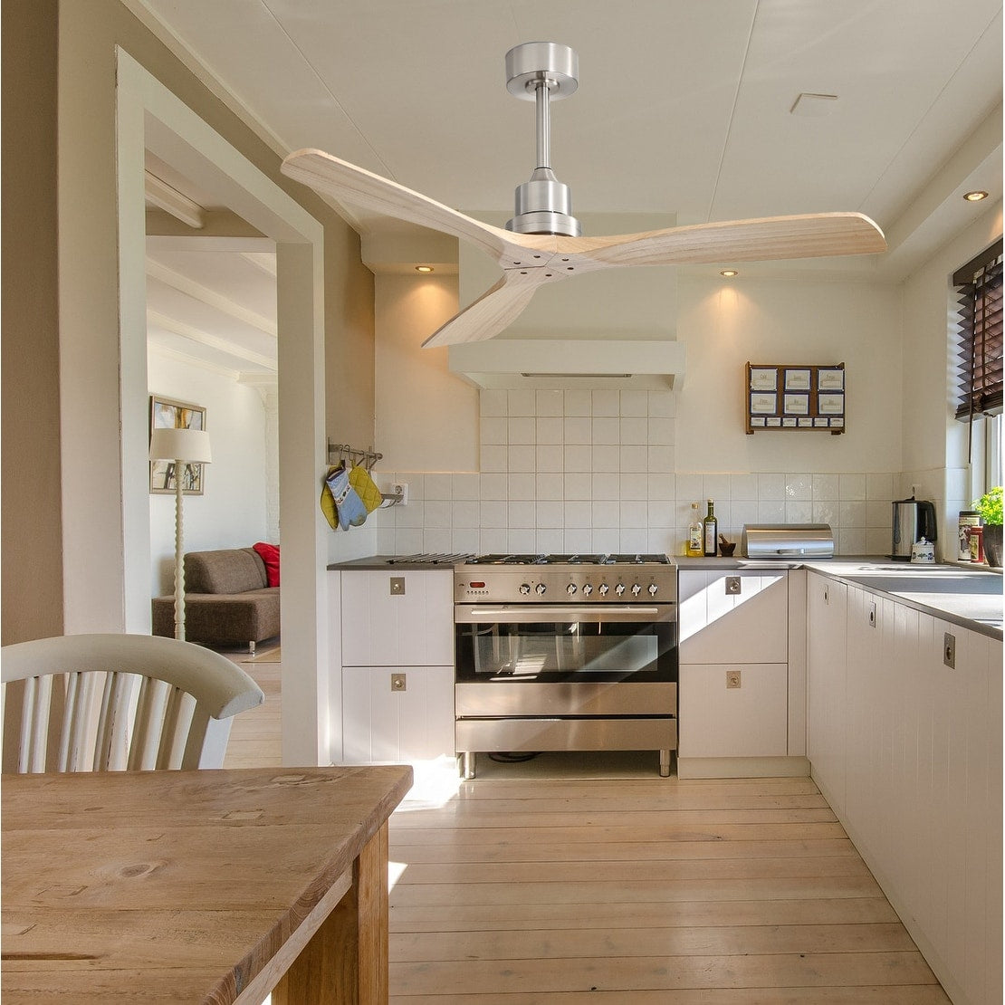 Ventilatore da soffitto moderno da 52 pollici in legno massello/ABS con telecomando (senza luce), 6 velocità, flusso d'aria reversibile.
