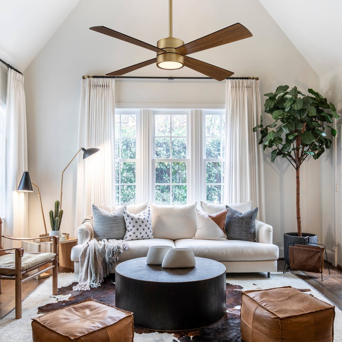 Ventilatore da soffitto da interno a 4 pale in legno con finitura ottone anticato, con luce e telecomando.