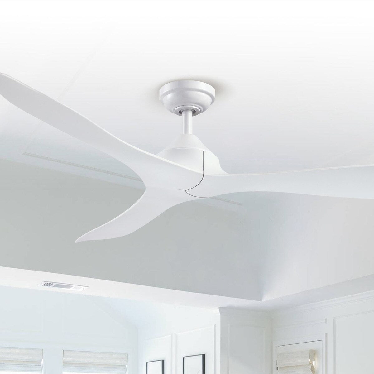 Ventilatore da soffitto a 56 pollici con motore a corrente continua, 3 pale, nero, moderno, con telecomando.