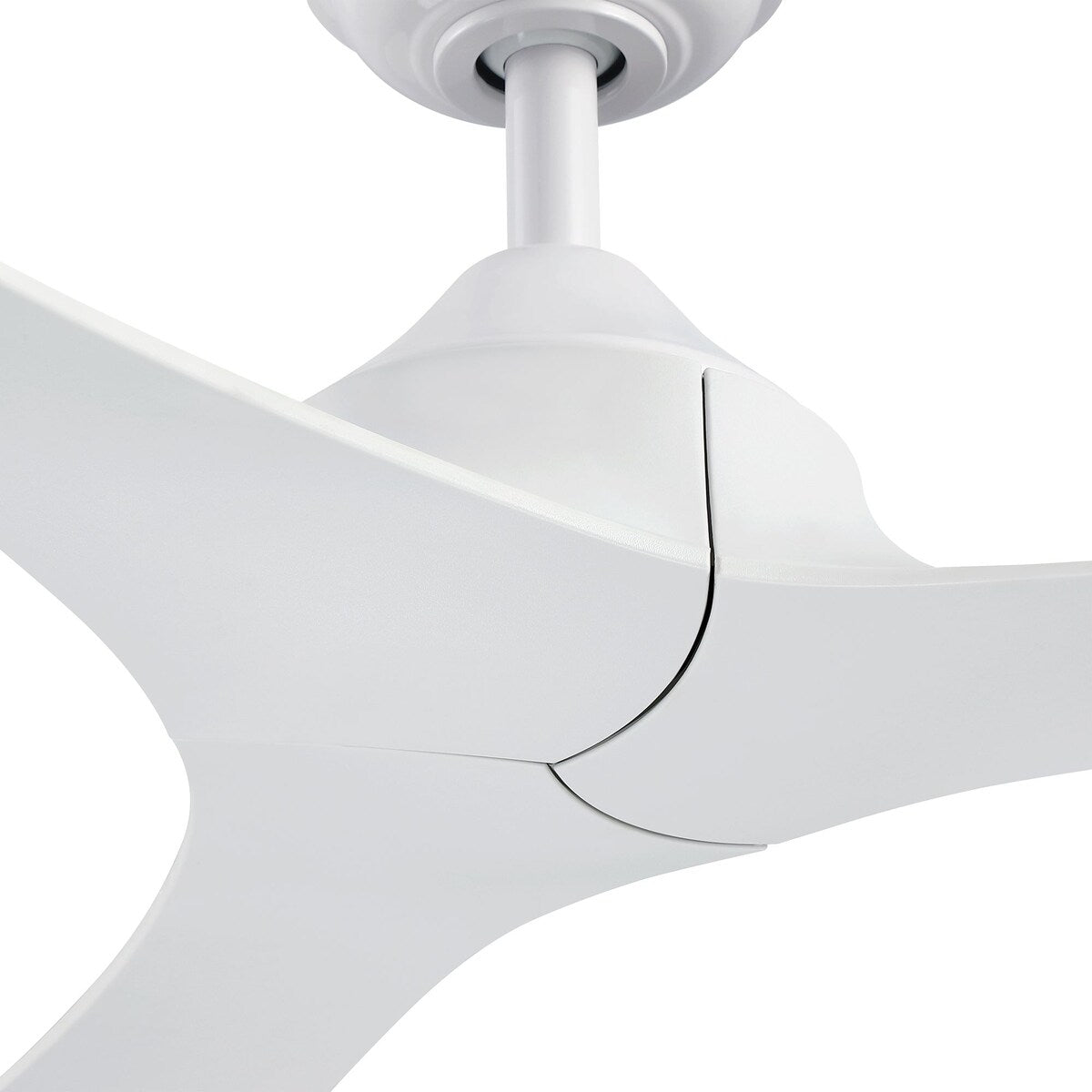 Ventilatore da soffitto a 56 pollici con motore a corrente continua, 3 pale, nero, moderno, con telecomando.