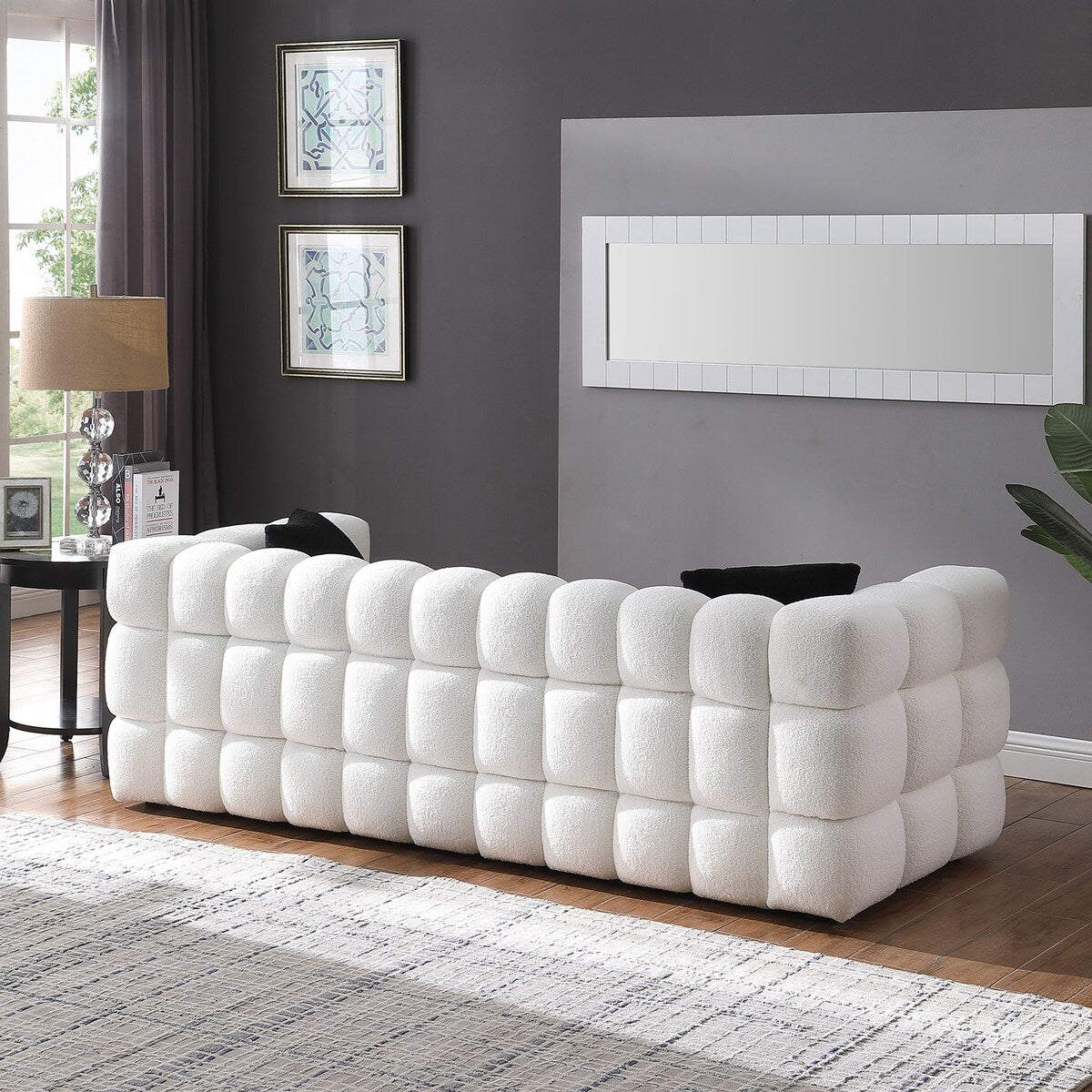 84.3 Lussuoso e ampio divano bouclé a 3 posti, rivestito in Marshmallow, con 2 cuscini decorativi quadrati e braccioli quadrati.