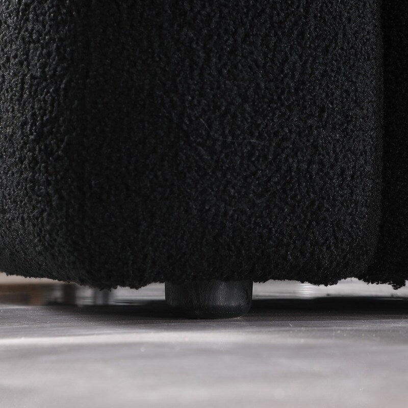 84.3 Lussuoso e ampio divano bouclé a 3 posti, rivestito in Marshmallow, con 2 cuscini decorativi quadrati e braccioli quadrati.