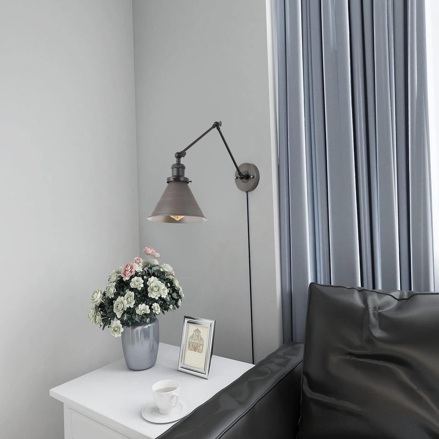 Set di 2 lampade da parete moderne a braccio oscillante regolabile, con spina o cablaggio diretto.