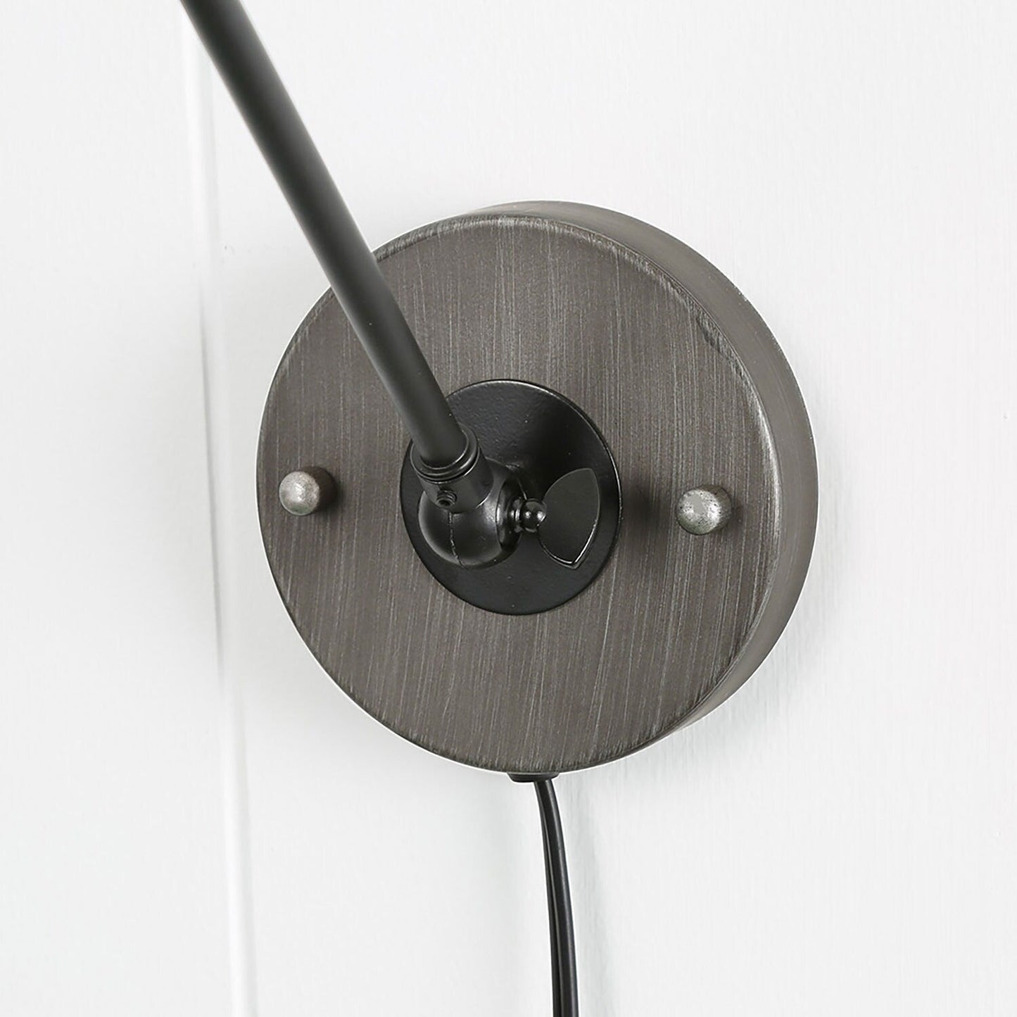 Set di 2 lampade da parete moderne a braccio oscillante regolabile, con spina o cablaggio diretto.