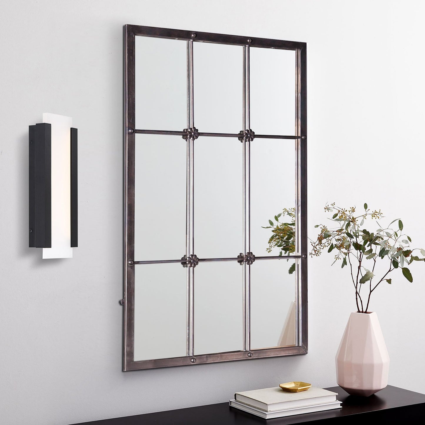 Specchio da parete decorativo con cornice a finestrino in metallo marrone rustico - 95,9 cm (altezza) x 60,5 cm (larghezza) x 2,5 cm (profondità)