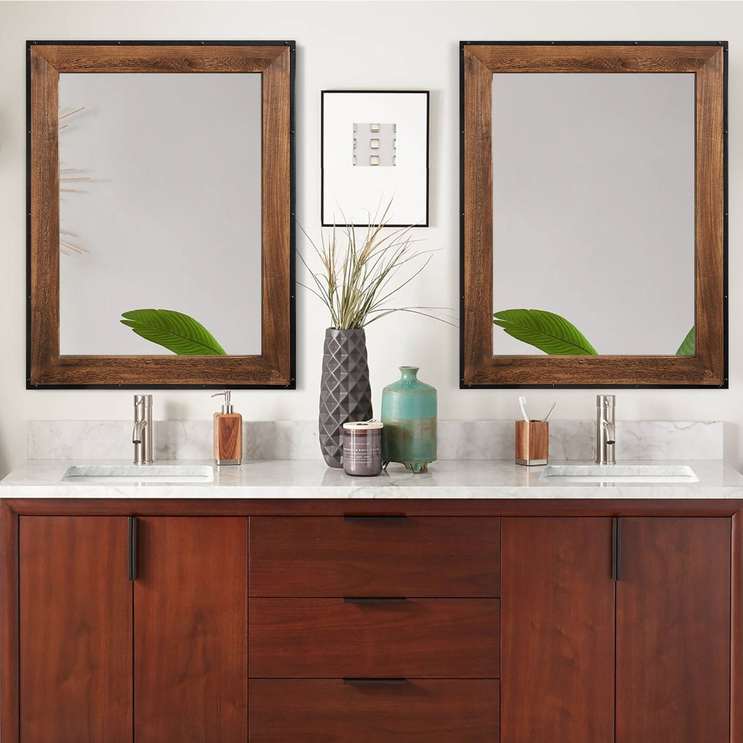 Specchio da bagno da parete con cornice rustica in legno naturale e ferro.