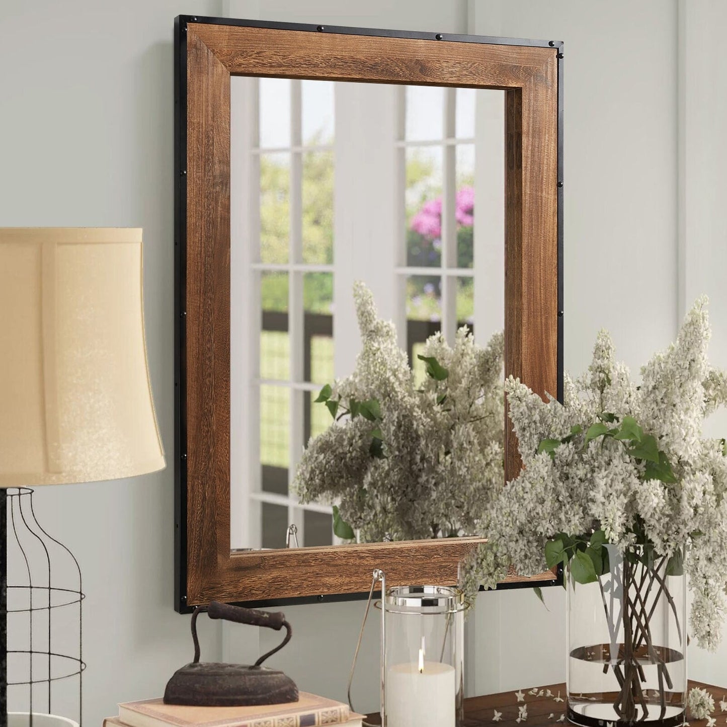 Specchio da bagno da parete con cornice rustica in legno naturale e ferro.