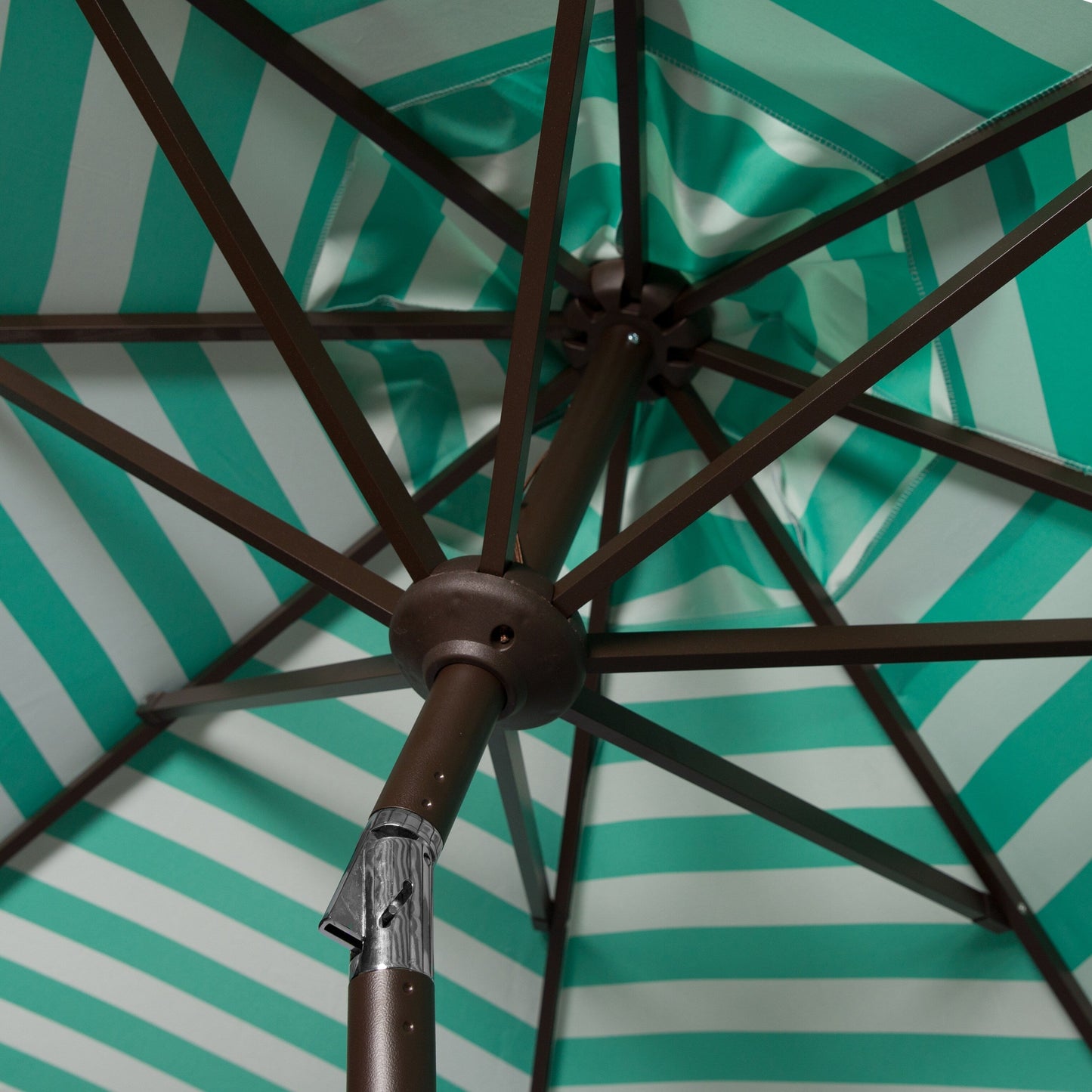Parapluie da esterno SAFAVIEH Hadire Inside Out a righe da 9 piedi con manovella
