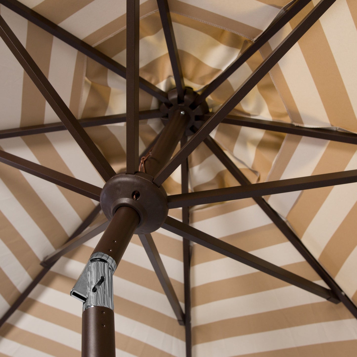 Parapluie da esterno SAFAVIEH Hadire Inside Out a righe da 9 piedi con manovella