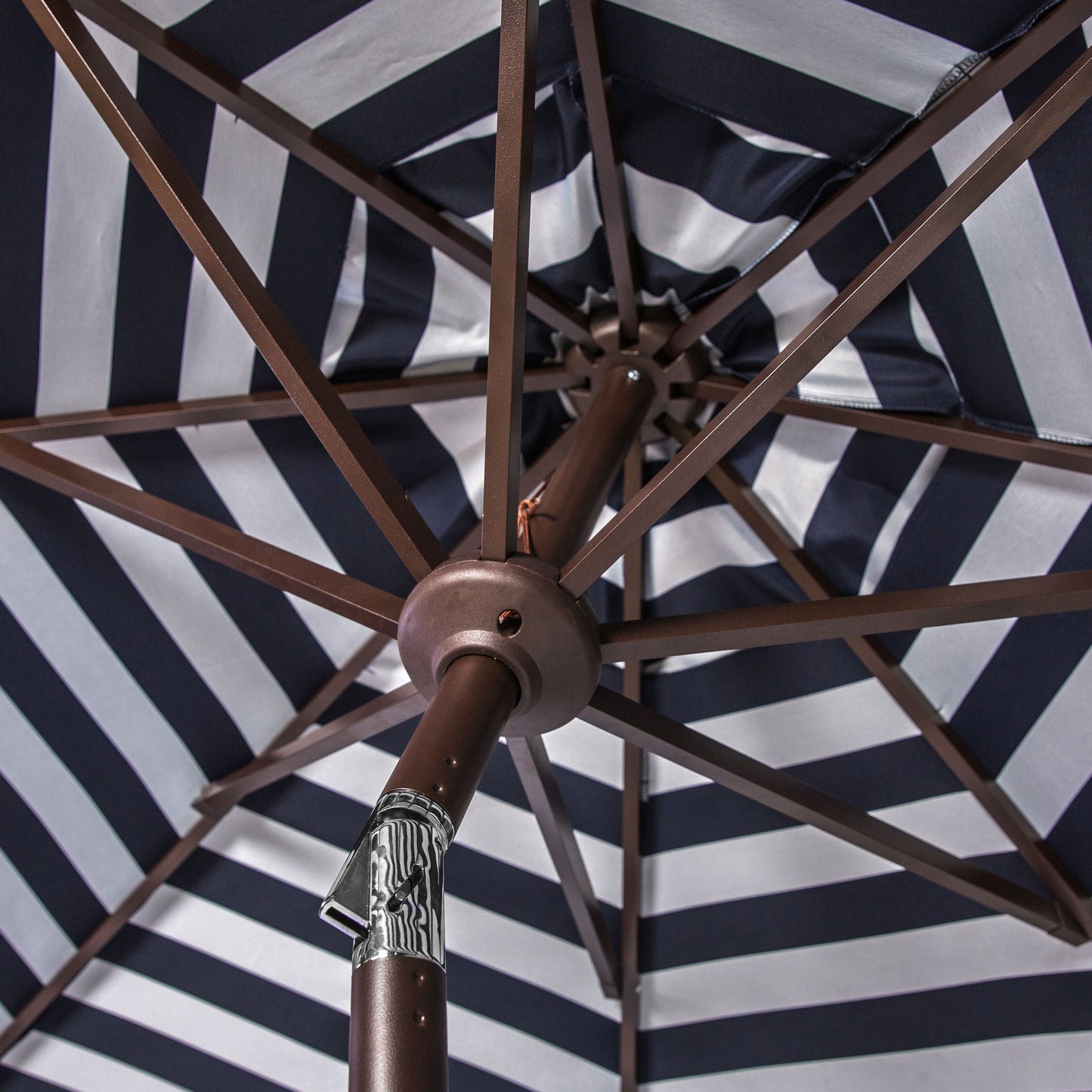 Parapluie da esterno SAFAVIEH Hadire Inside Out a righe da 9 piedi con manovella