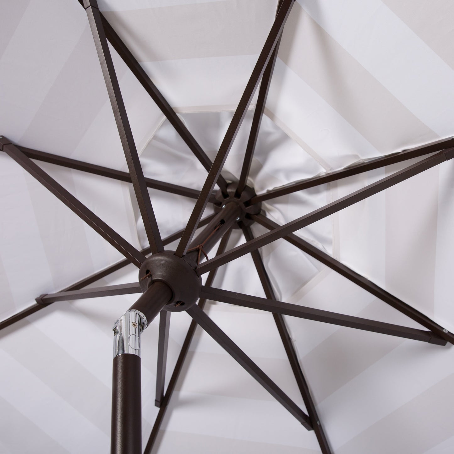 Parapluie da esterno rotondo da 3,3 metri (11 piedi) con manovella SAFAVIEH Jaylee