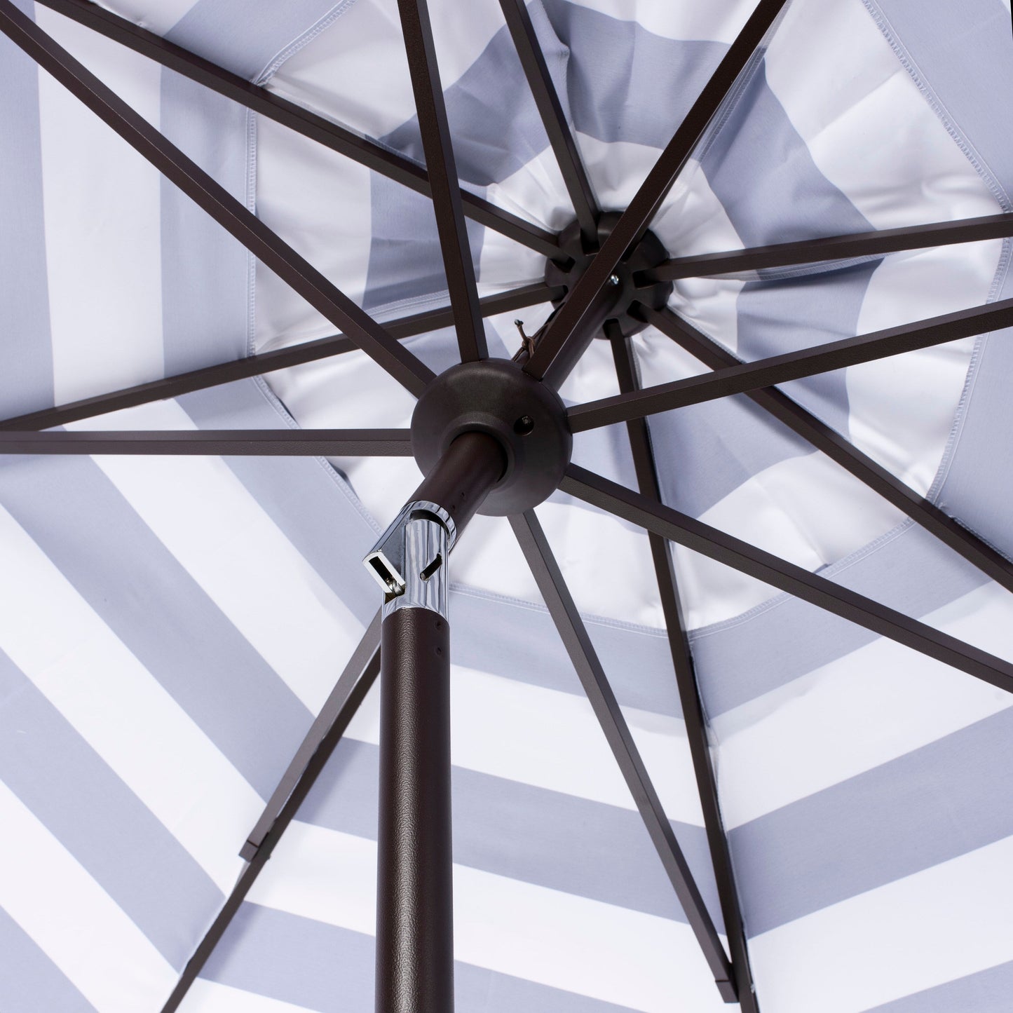 Parapluie da esterno rotondo da 3,3 metri (11 piedi) con manovella SAFAVIEH Jaylee