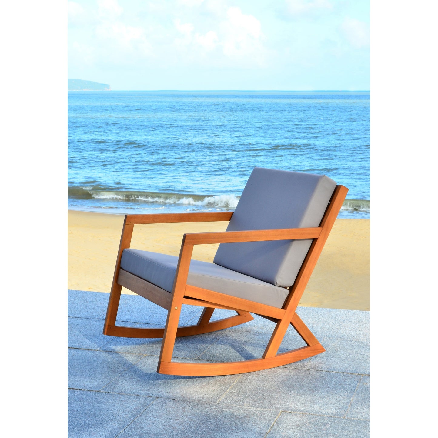 Sedia a dondolo da esterno Makaila di SAFAVIEH con cuscino - 66L x 79P x 97H (cm)