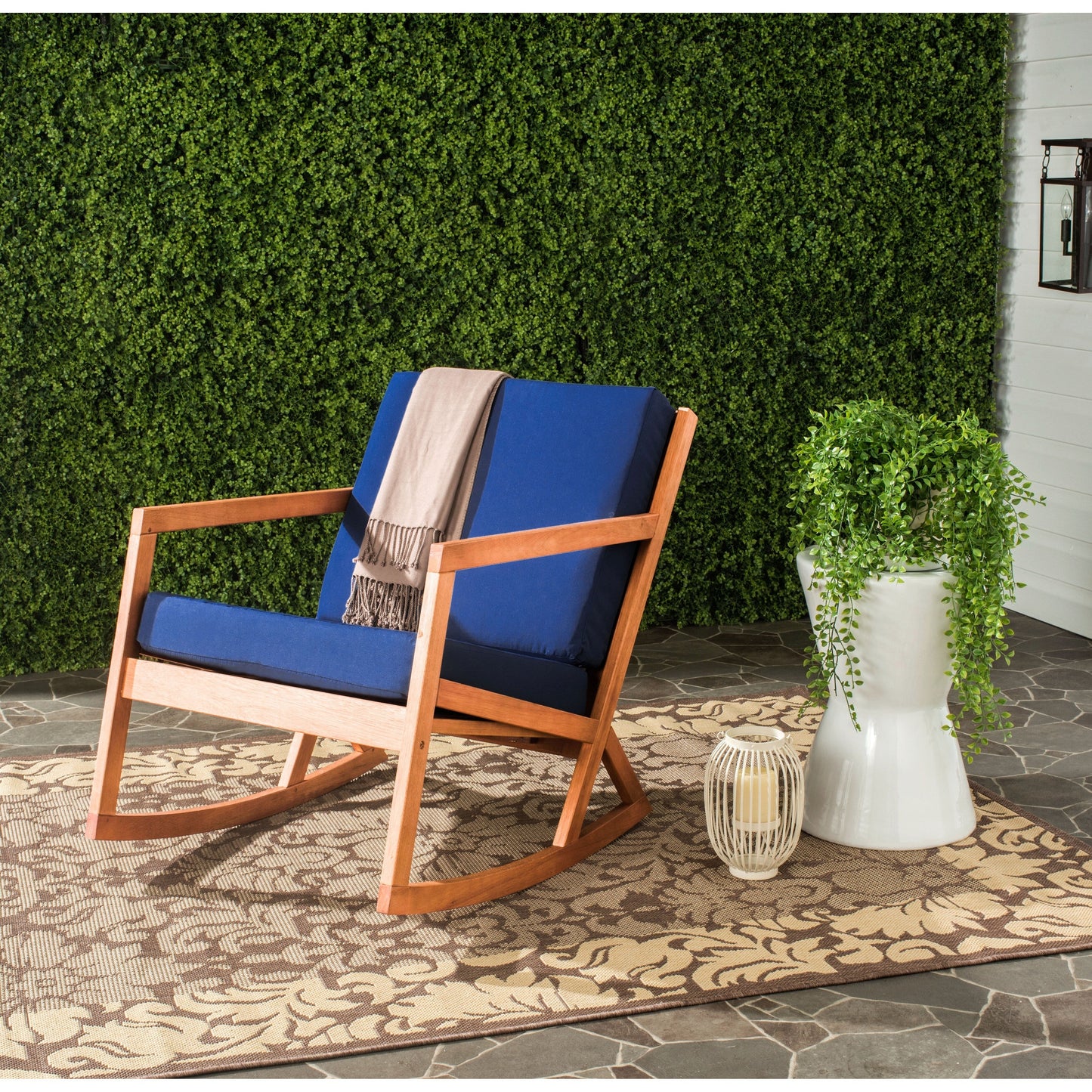 Sedia a dondolo da esterno Makaila di SAFAVIEH con cuscino - 66L x 79P x 97H (cm)