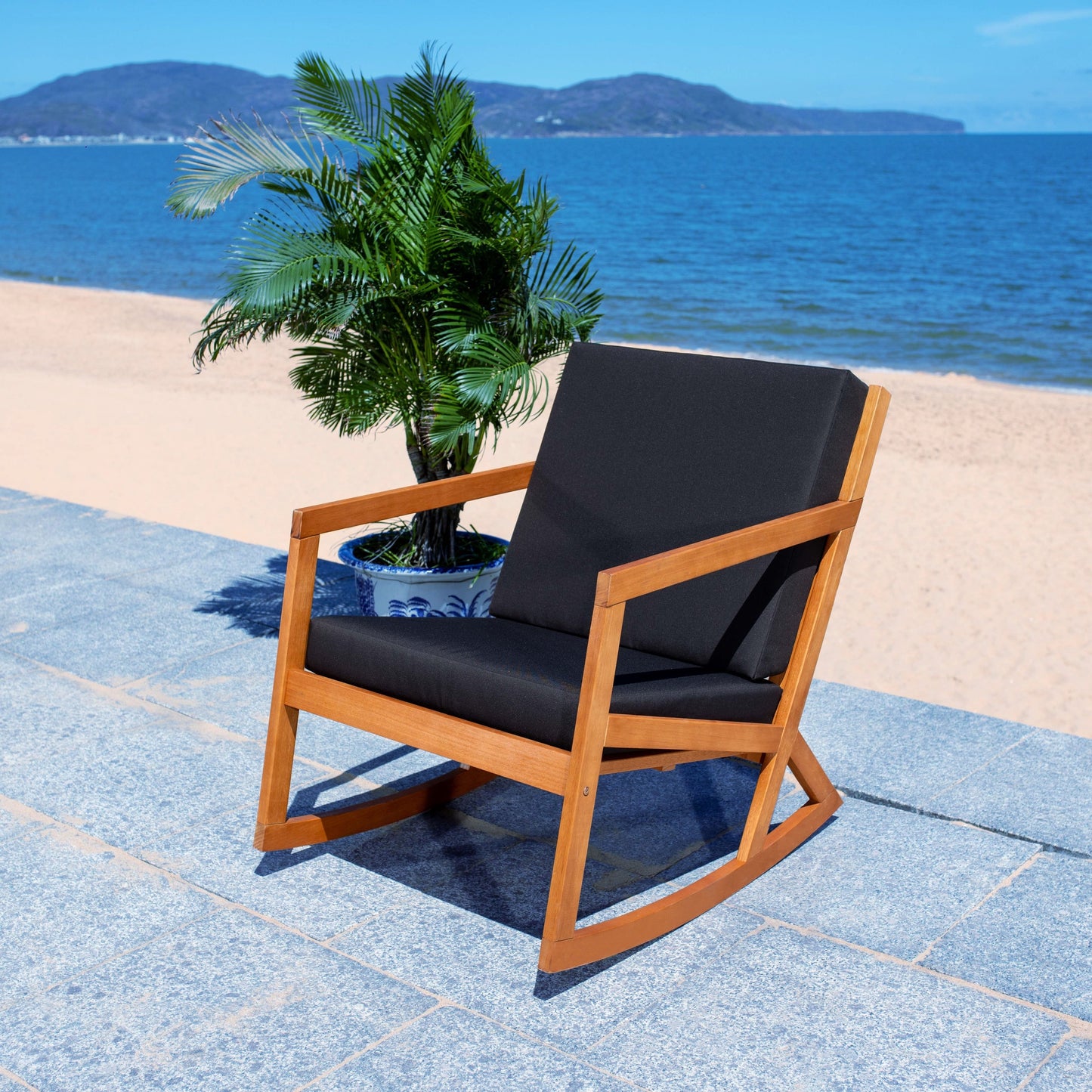 Sedia a dondolo da esterno Makaila di SAFAVIEH con cuscino - 66L x 79P x 97H (cm)