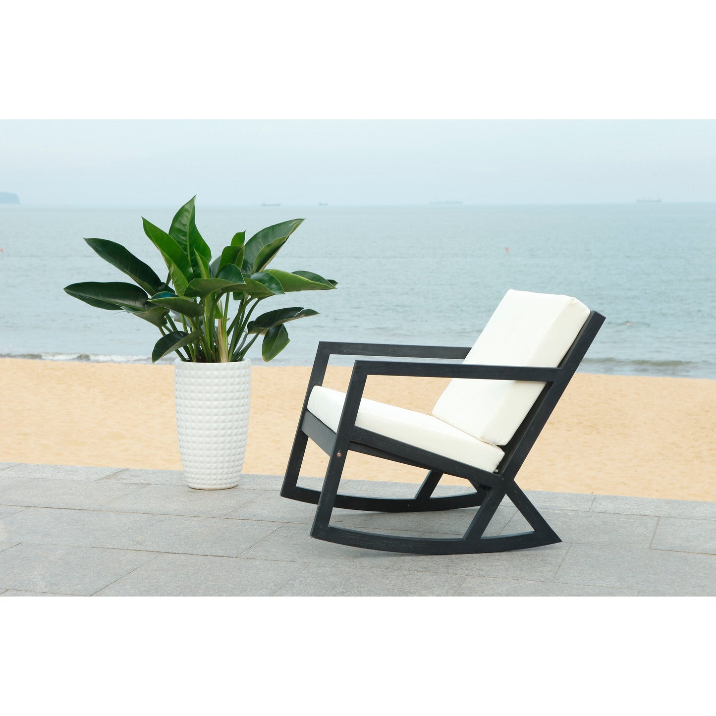 Sedia a dondolo da esterno Makaila di SAFAVIEH con cuscino - 66L x 79P x 97H (cm)