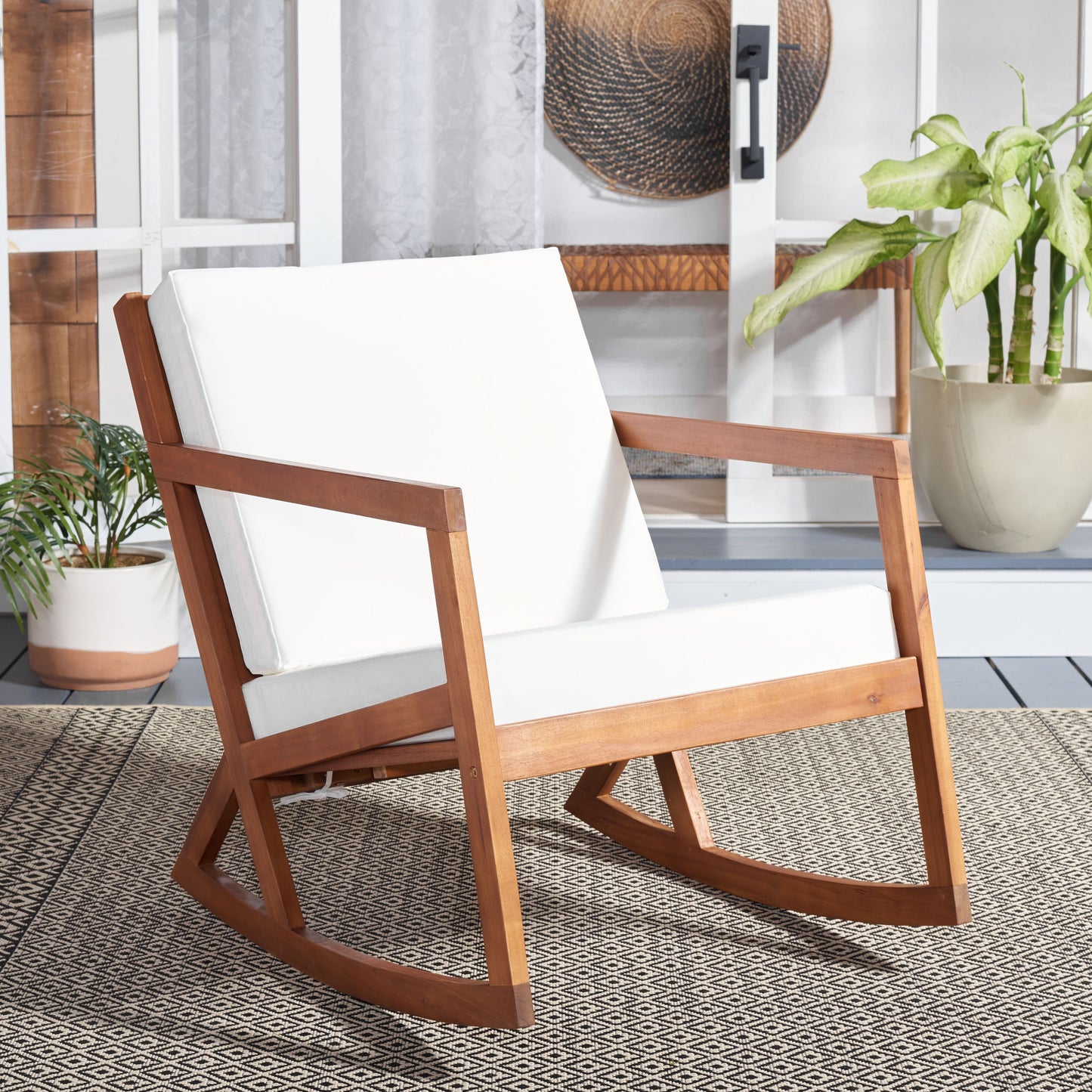 Sedia a dondolo da esterno Makaila di SAFAVIEH con cuscino - 66L x 79P x 97H (cm)