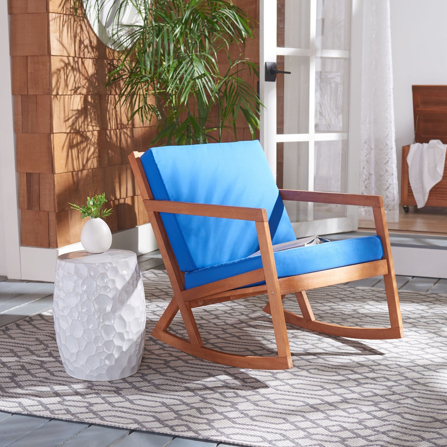 Sedia a dondolo da esterno Makaila di SAFAVIEH con cuscino - 66L x 79P x 97H (cm)