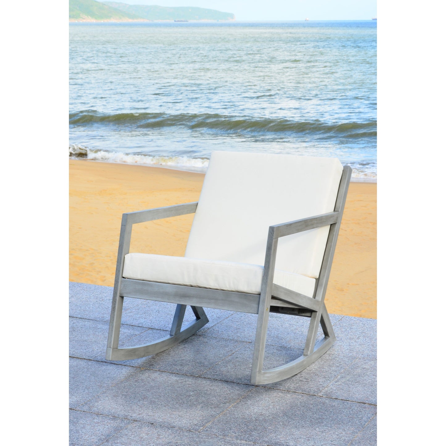 Sedia a dondolo da esterno Makaila di SAFAVIEH con cuscino - 66L x 79P x 97H (cm)