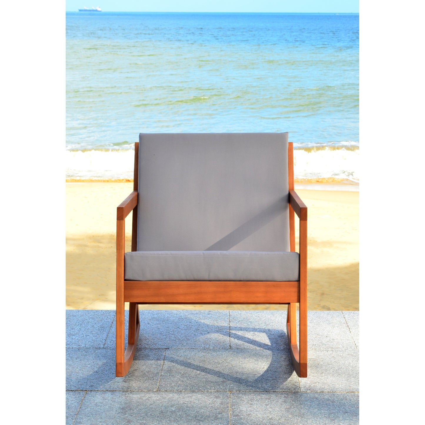 Sedia a dondolo da esterno Makaila di SAFAVIEH con cuscino - 66L x 79P x 97H (cm)