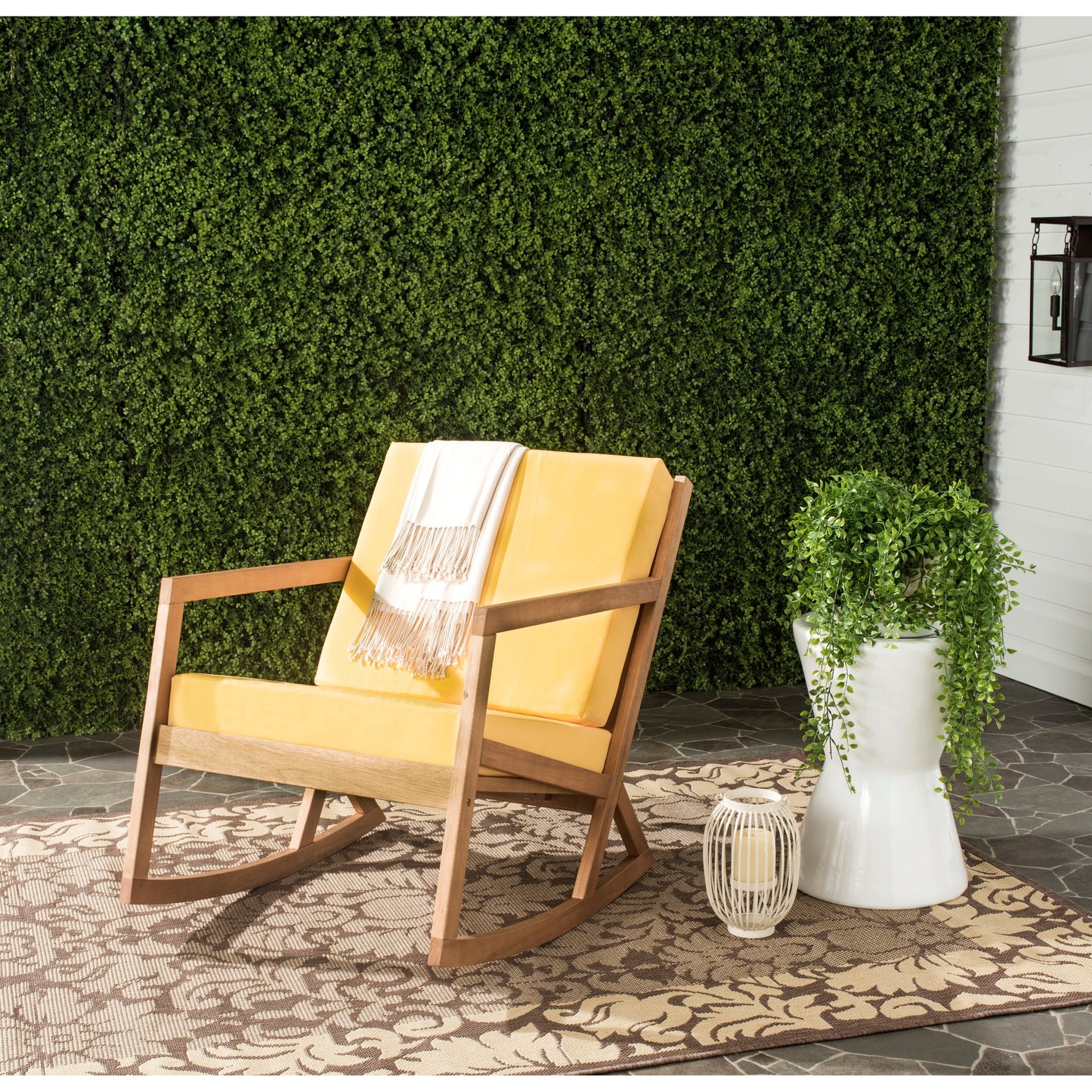 Sedia a dondolo da esterno Makaila di SAFAVIEH con cuscino - 66L x 79P x 97H (cm)
