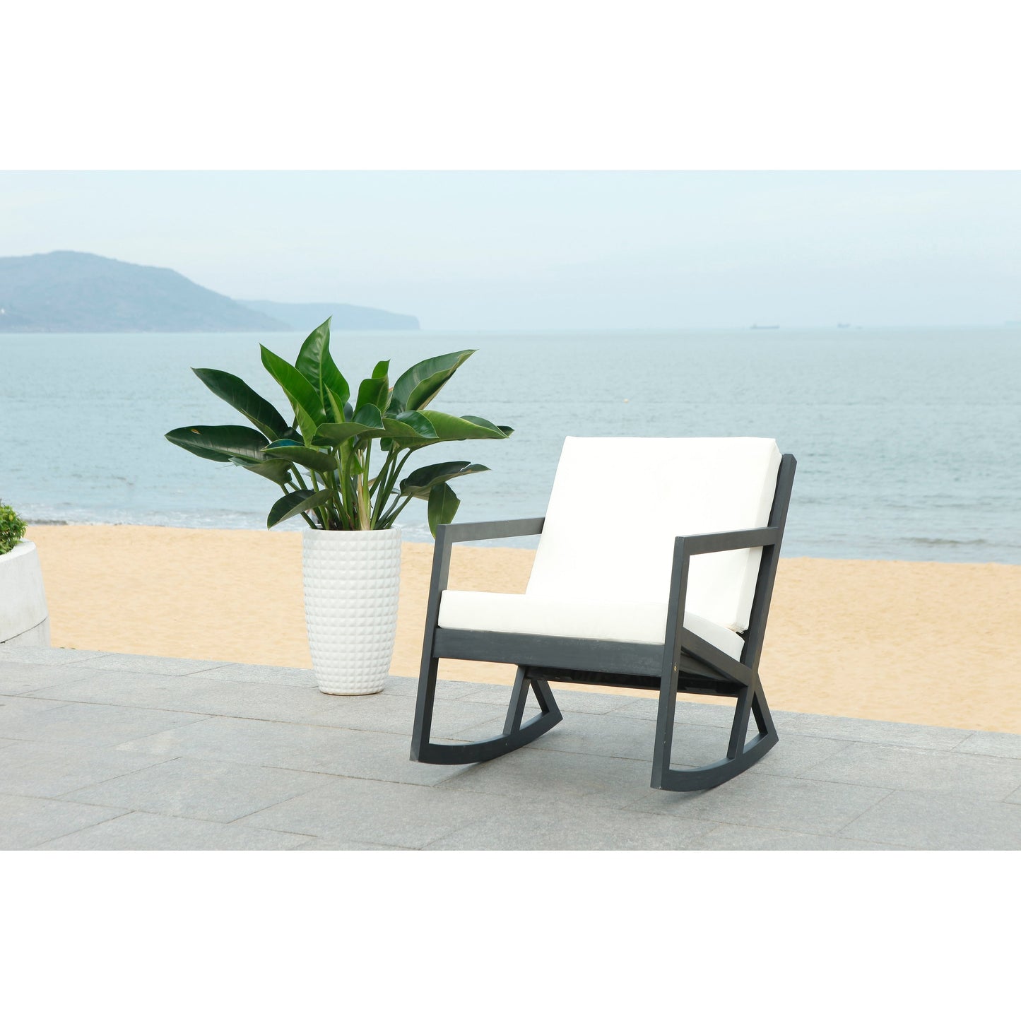 Sedia a dondolo da esterno Makaila di SAFAVIEH con cuscino - 66L x 79P x 97H (cm)