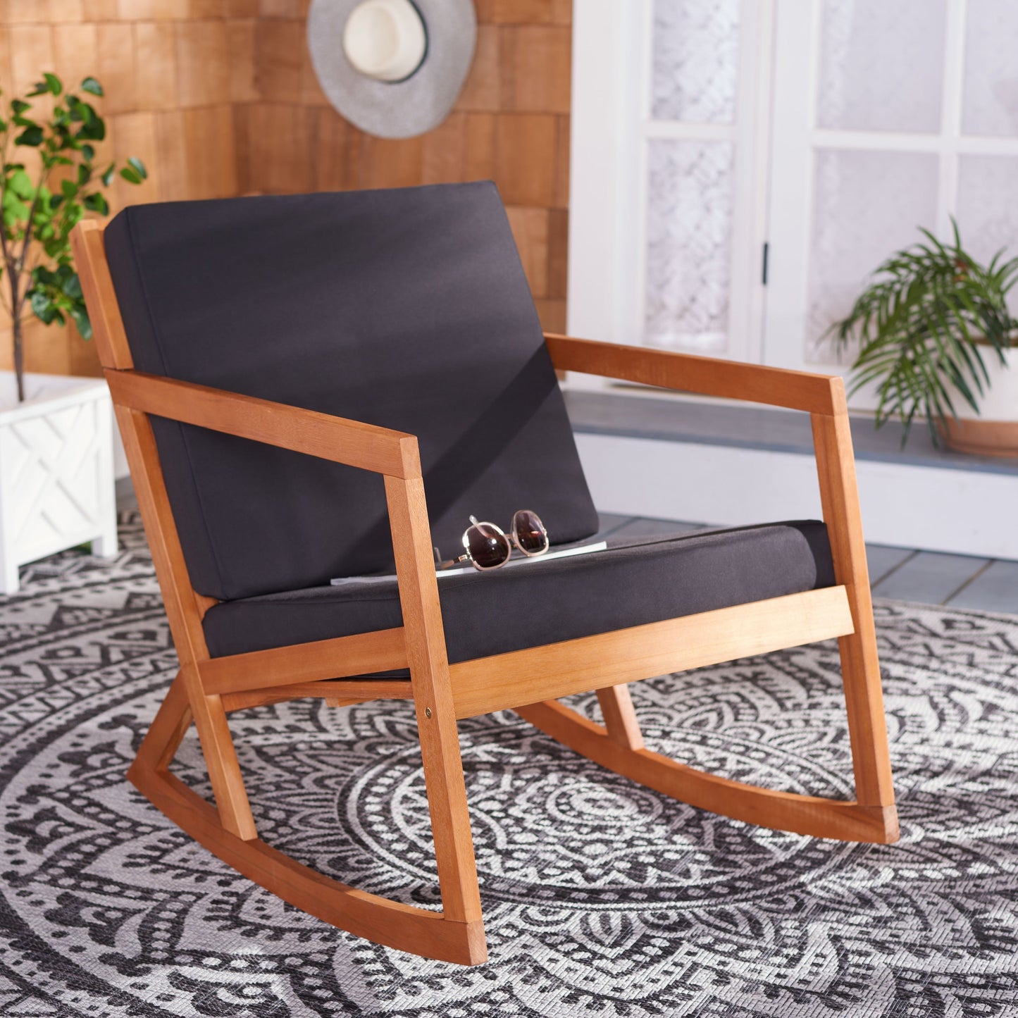 Sedia a dondolo da esterno Makaila di SAFAVIEH con cuscino - 66L x 79P x 97H (cm)