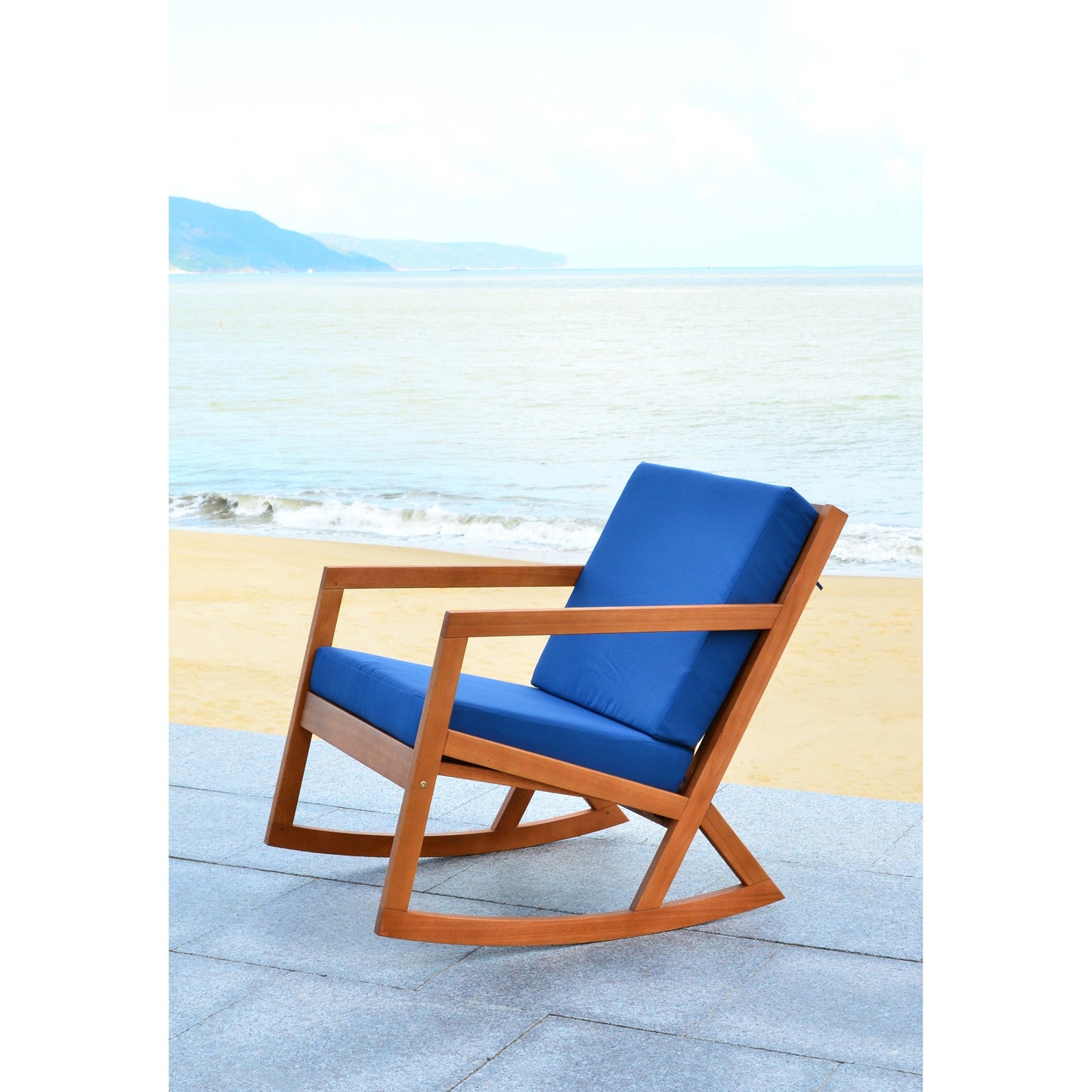Sedia a dondolo da esterno Makaila di SAFAVIEH con cuscino - 66L x 79P x 97H (cm)
