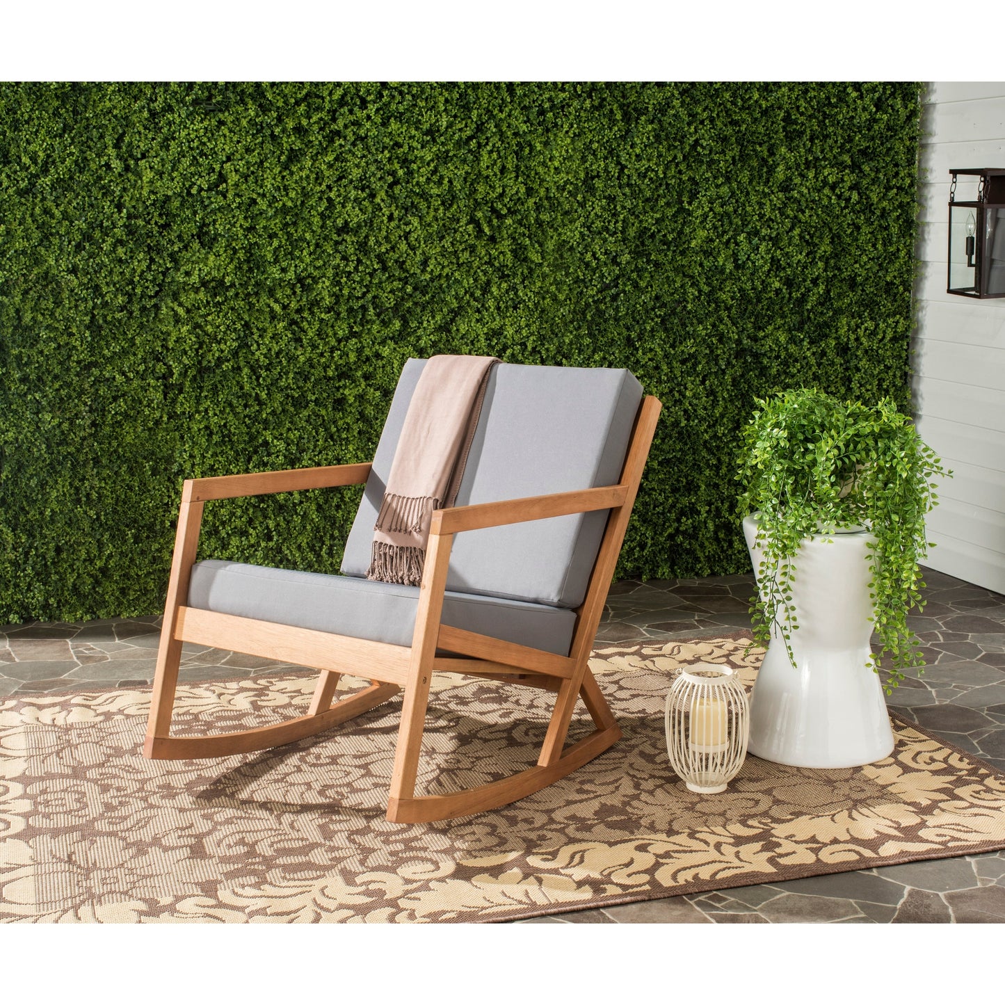 Sedia a dondolo da esterno Makaila di SAFAVIEH con cuscino - 66L x 79P x 97H (cm)