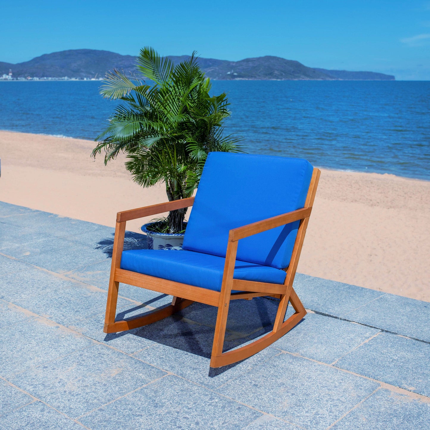 Sedia a dondolo da esterno Makaila di SAFAVIEH con cuscino - 66L x 79P x 97H (cm)