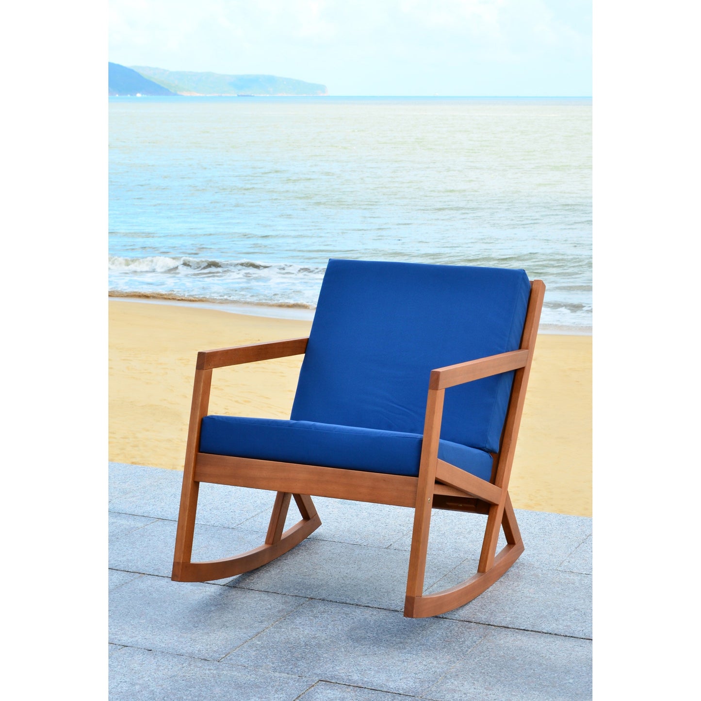 Sedia a dondolo da esterno Makaila di SAFAVIEH con cuscino - 66L x 79P x 97H (cm)