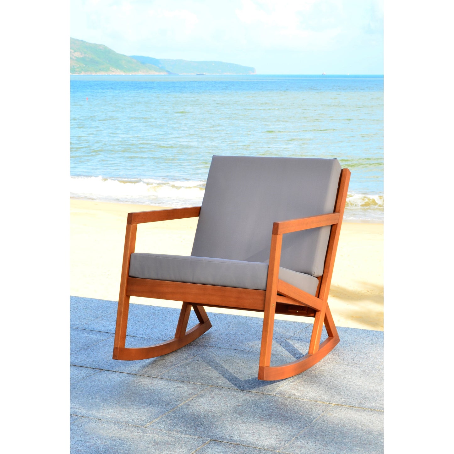 Sedia a dondolo da esterno Makaila di SAFAVIEH con cuscino - 66L x 79P x 97H (cm)