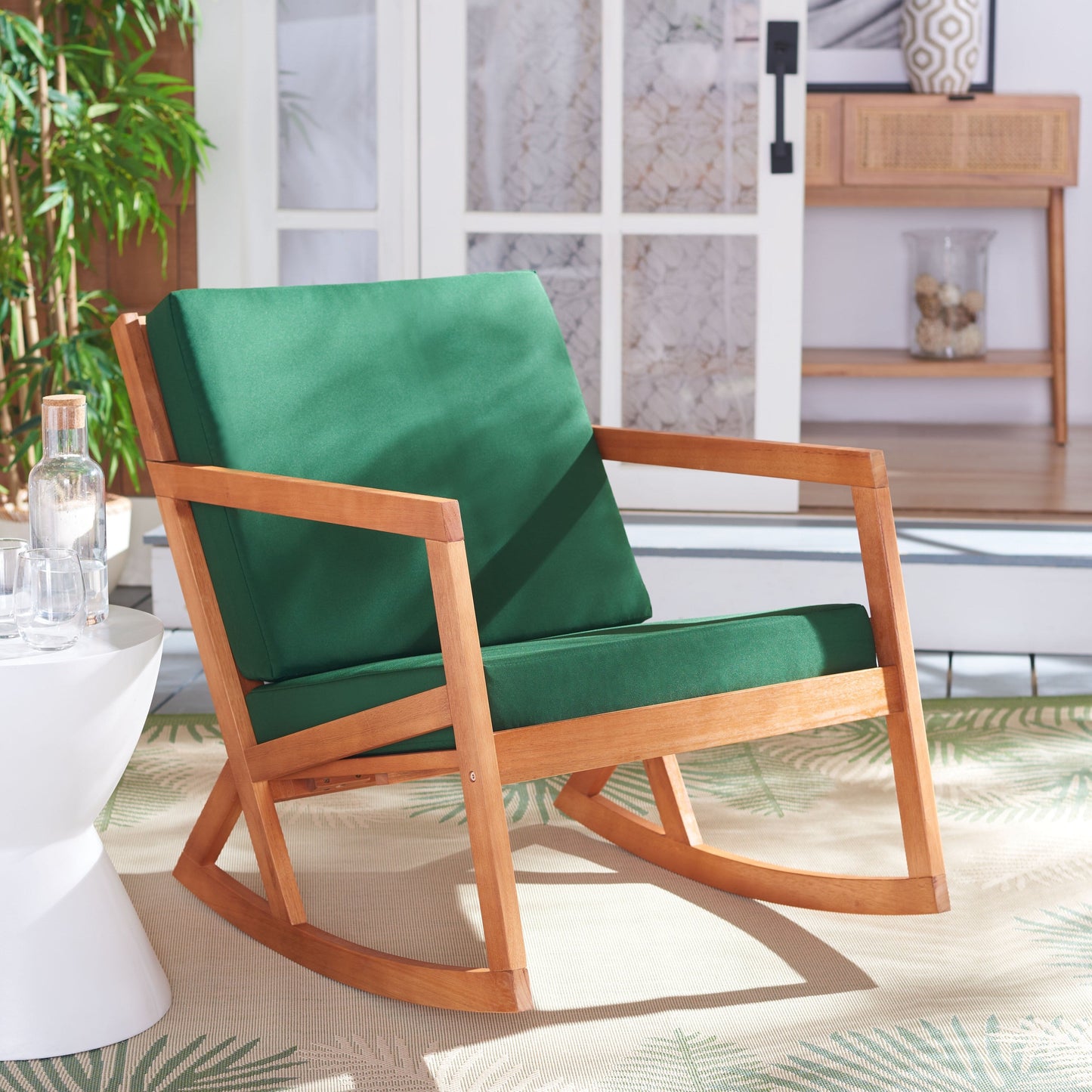 Sedia a dondolo da esterno Makaila di SAFAVIEH con cuscino - 66L x 79P x 97H (cm)