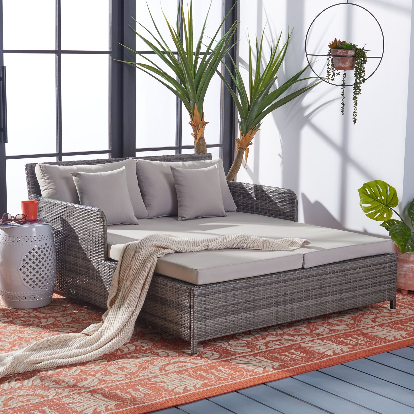 Daybed da esterno in vimini Taniyah di SAFAVIEH con cuscini e imbottiture - 53L x 28P x 62H