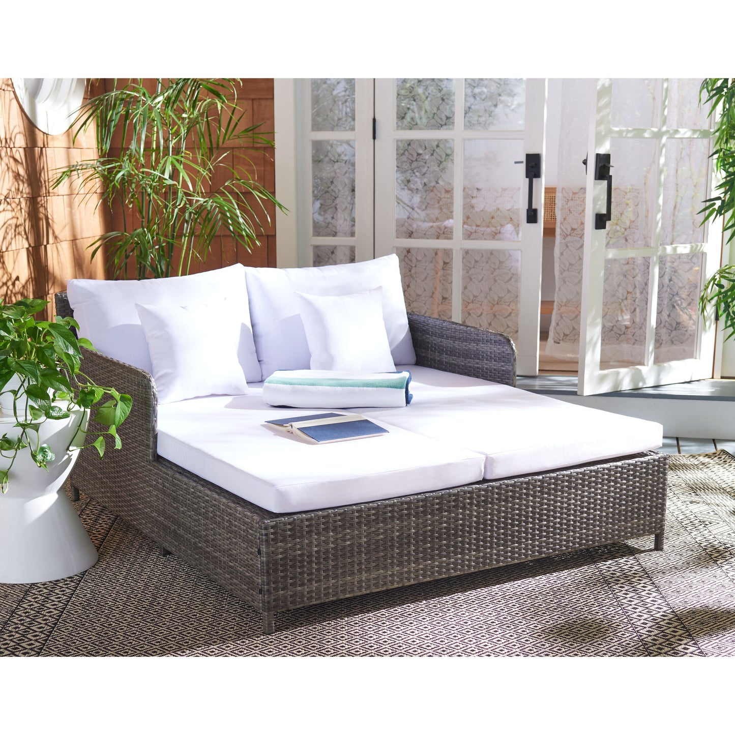 Daybed da esterno in vimini Taniyah di SAFAVIEH con cuscini e imbottiture - 53L x 28P x 62H