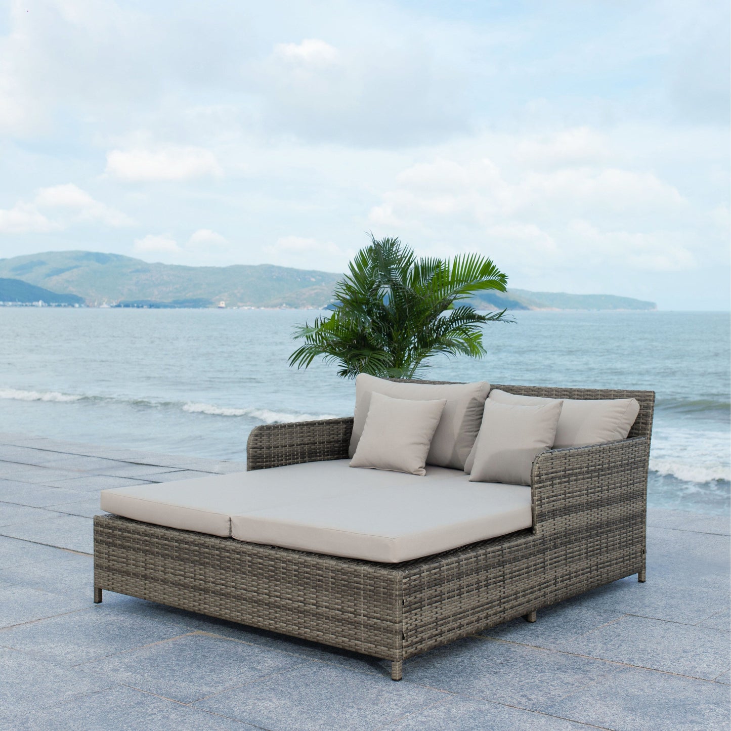 Daybed da esterno in vimini Taniyah di SAFAVIEH con cuscini e imbottiture - 53L x 28P x 62H