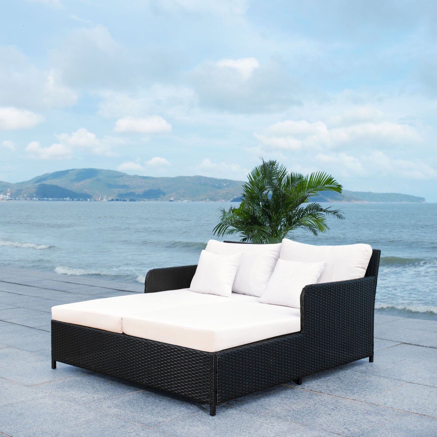 Daybed da esterno in vimini Taniyah di SAFAVIEH con cuscini e imbottiture - 53L x 28P x 62H
