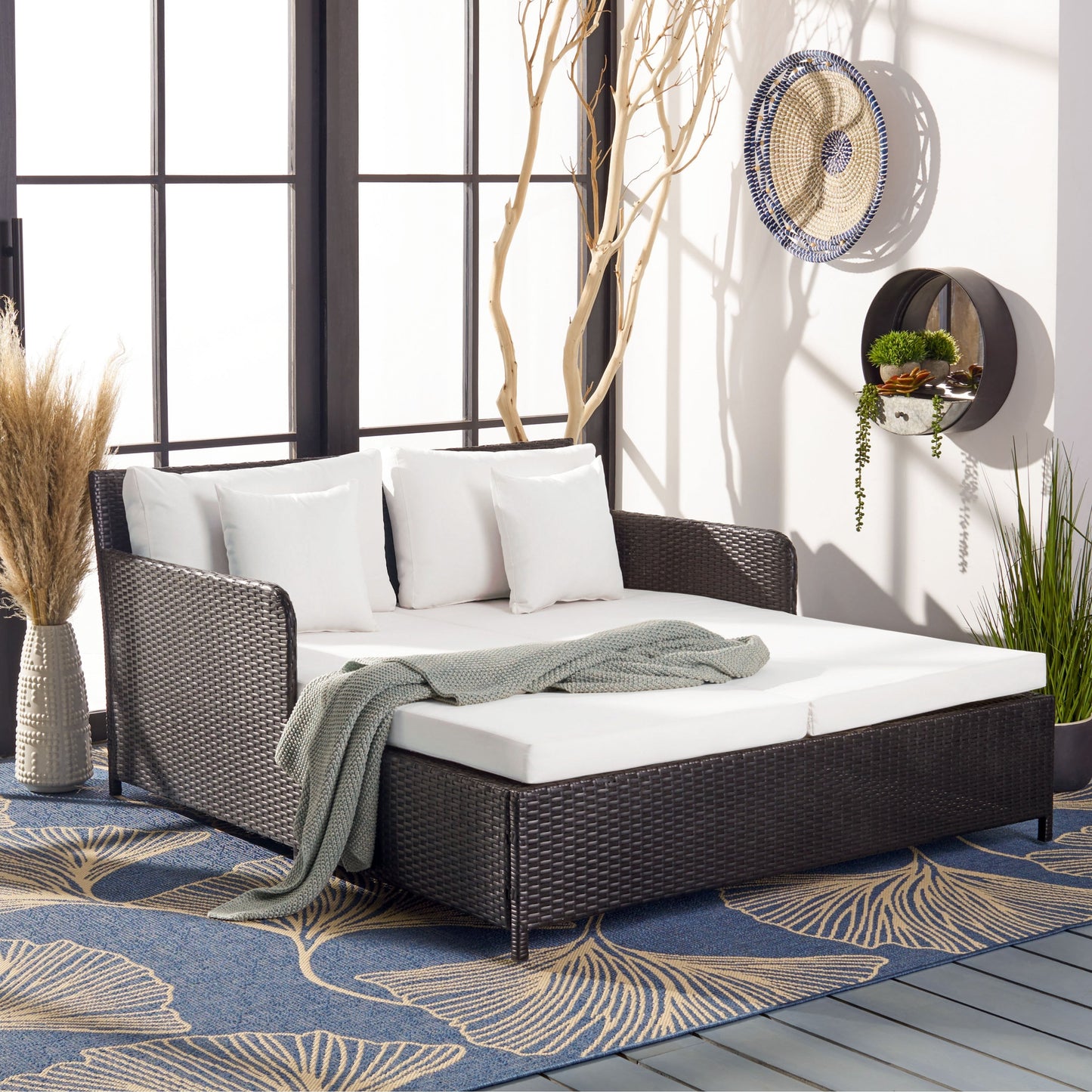 Daybed da esterno in vimini Taniyah di SAFAVIEH con cuscini e imbottiture - 53L x 28P x 62H
