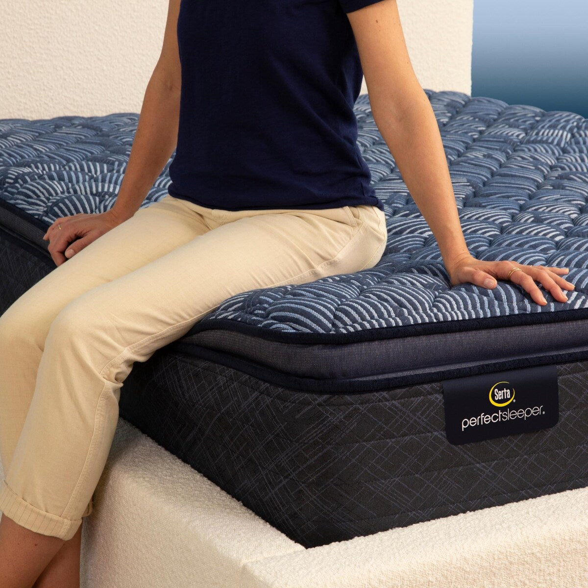 Set materasso Serta Perfect Sleeper Oasis Sleep 14.5 con strato superiore a imbottitura soffice e struttura rigida.