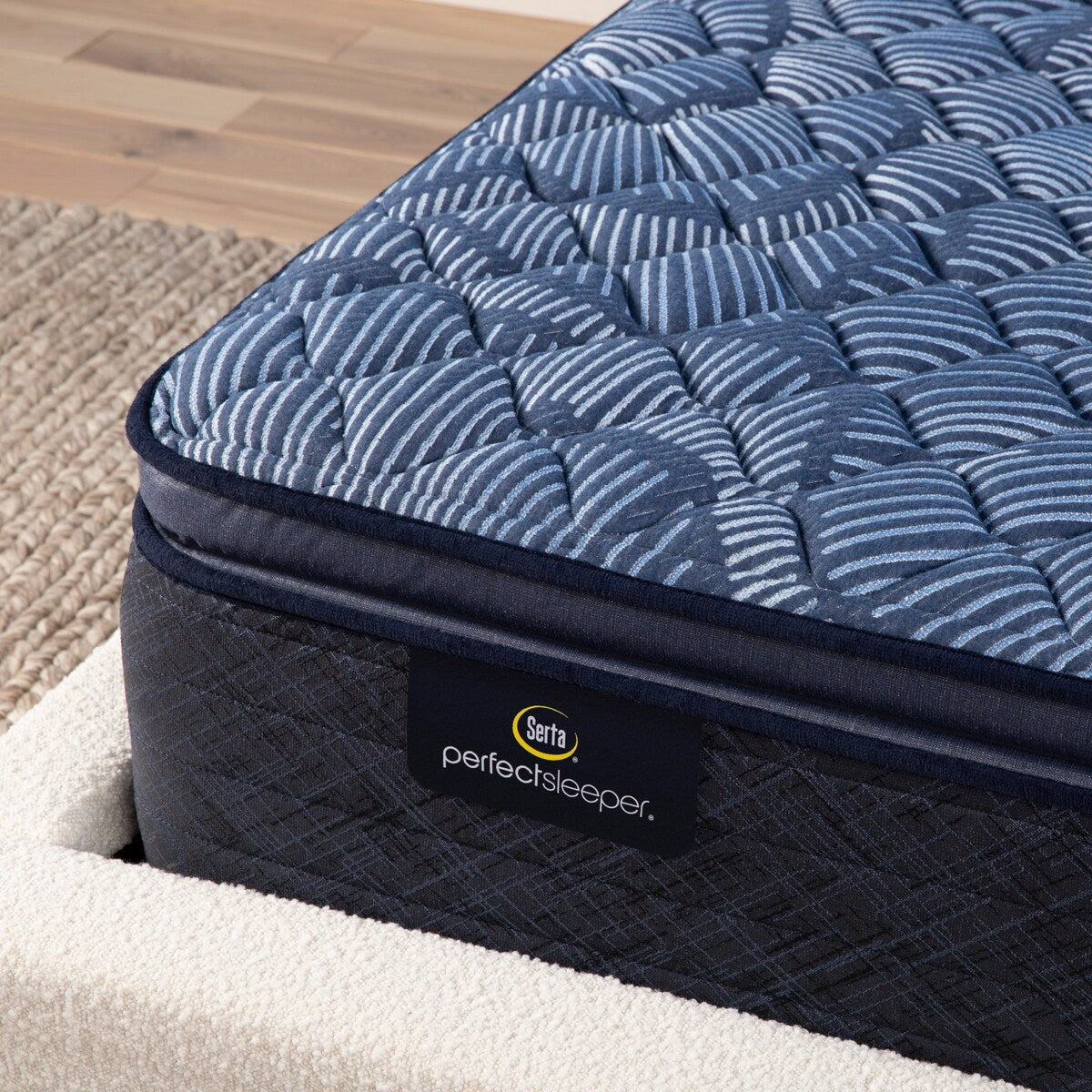 Set materasso Serta Perfect Sleeper Oasis Sleep 14.5 con strato superiore a imbottitura soffice e struttura rigida.