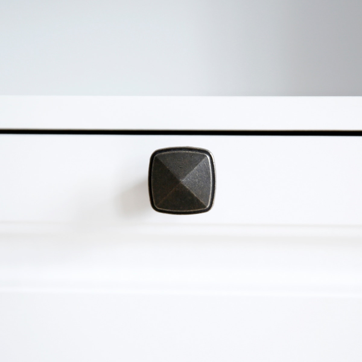 Stazione per la somministrazione del cibo al cane Roomfitters con 2 ciotole rialzate per cani, mobile porta-ciotole ribaltabile per animali domestici