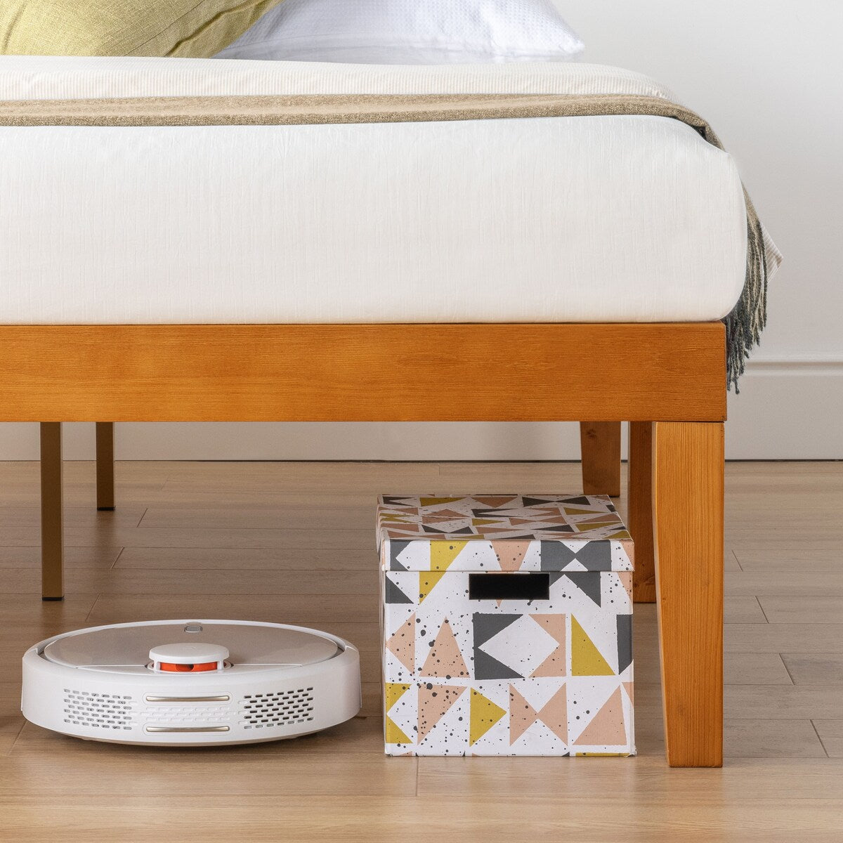 Struttura letto a piattaforma in legno massello da 16 pollici, disponibile in diverse finiture.