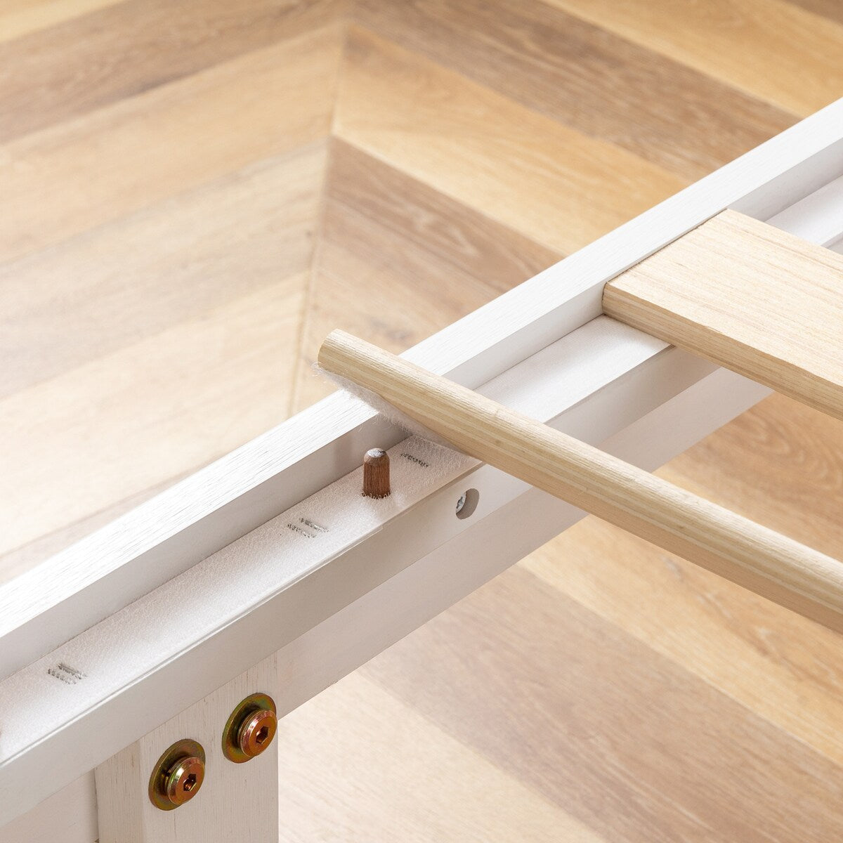 Struttura letto a piattaforma in legno massello da 16 pollici, disponibile in diverse finiture.