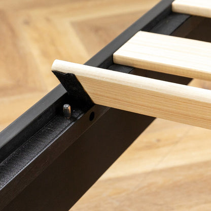 Struttura letto a piattaforma in legno massello da 16 pollici, disponibile in diverse finiture.