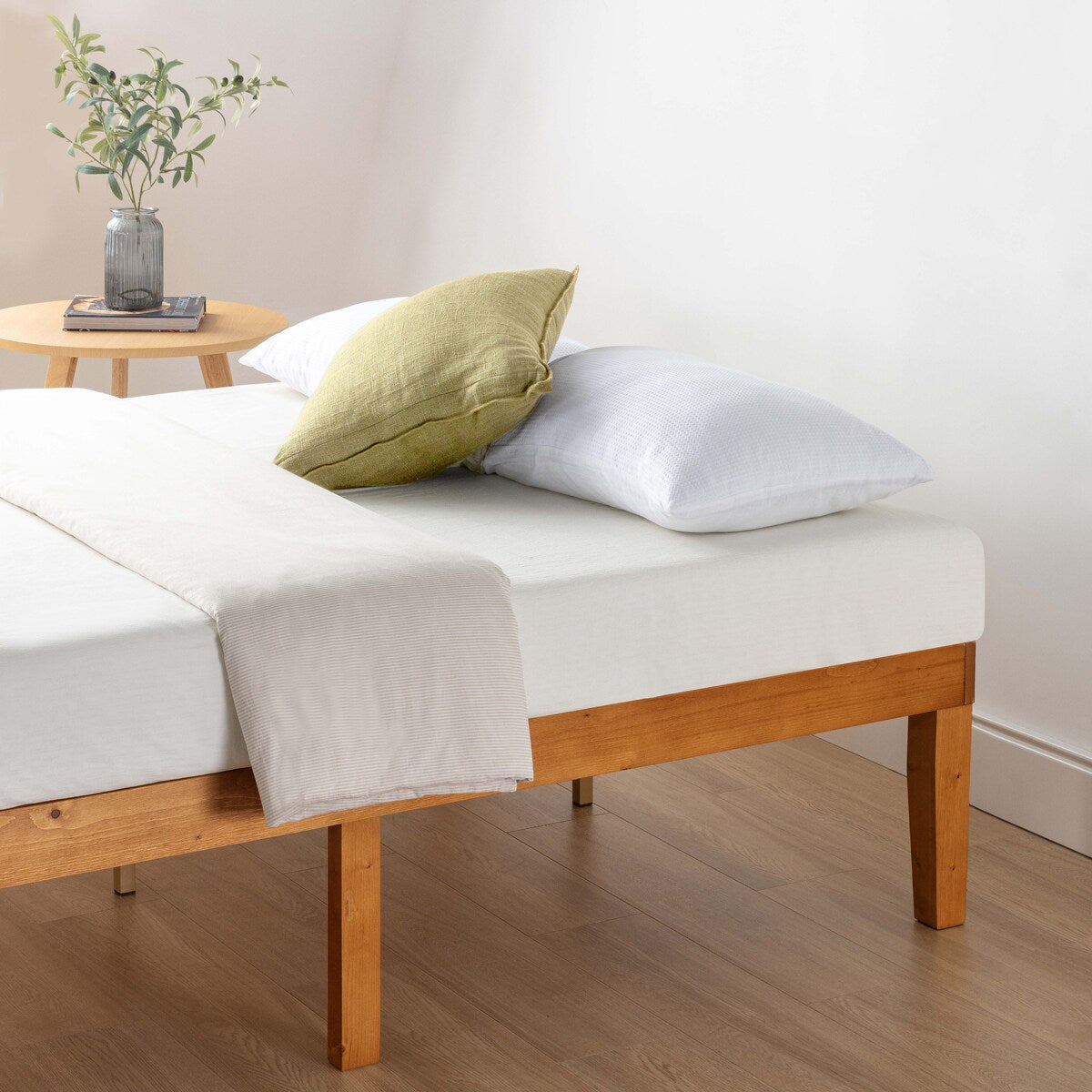 Struttura letto a piattaforma in legno massello da 16 pollici, disponibile in diverse finiture.