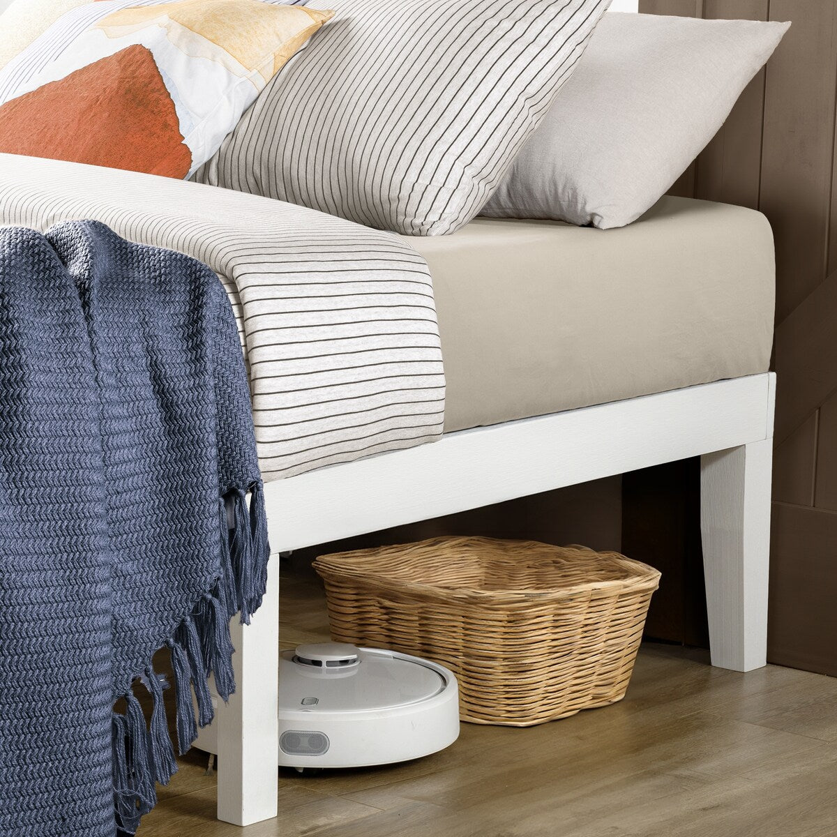 Struttura letto a piattaforma in legno massello da 16 pollici, disponibile in diverse finiture.